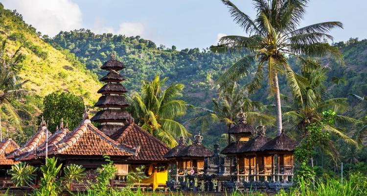 Traditionelle balinesische Architektur mit üppiger Umgebung.