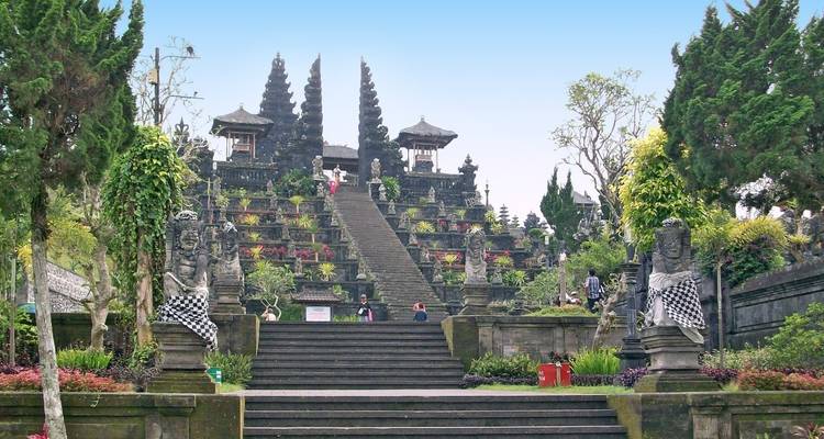 Balinesischer Tempel mit kunstvoller Architektur und üppigen Gärten.