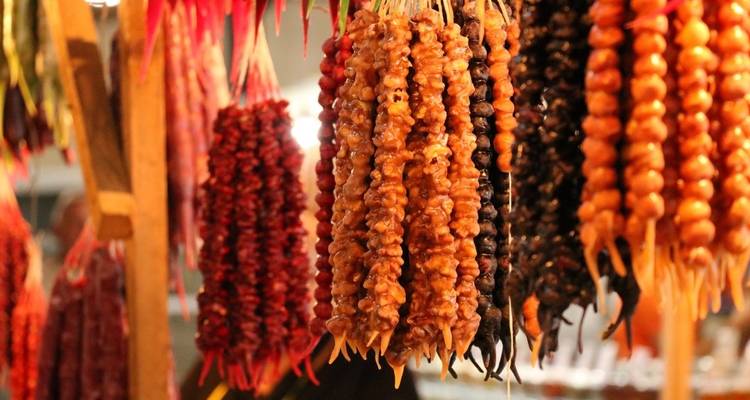 Dulces tradicionales colgando en una exhibición de mercado.