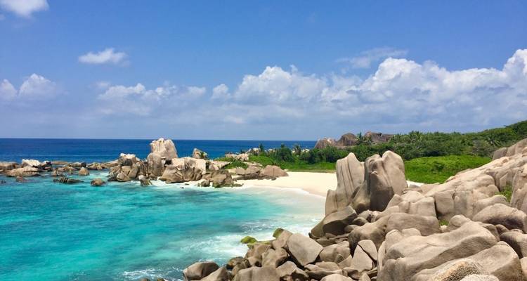 Schilderachtig uitzicht op een strand met unieke rotsformaties op de Seychellen.