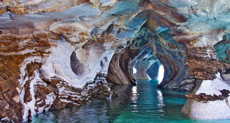 Marmeren grotten met turquoise blauw water.