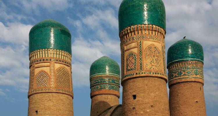 Dekorative Kuppeln historischer Architektur vor blauem Himmel.