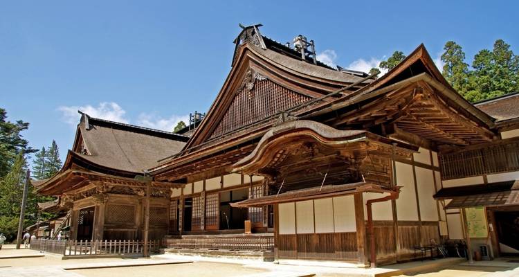 Temple japonais traditionnel avec une architecture en bois ornée.