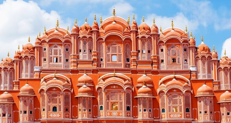 Die rosafarbene Fassade von Hawa Mahal, einem ikonischen Palast in Jaipur.