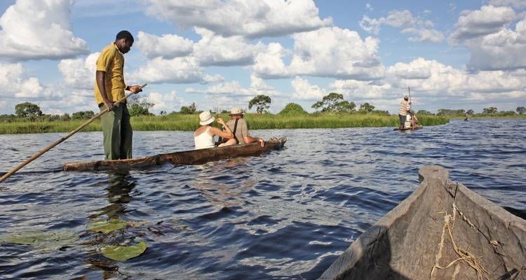 Deux personnes dans un canoë sur une voie navigable.