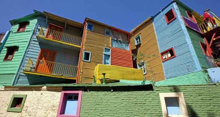 Edificios coloridos y artísticos con balcones.