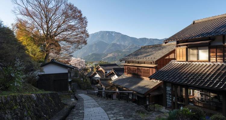 Traditionelle japanische Dorfstraße mit Bergblick.