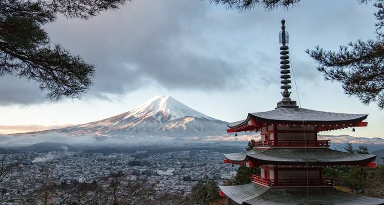 Vista icónica del Monte Fuji con una pagoda en primer plano