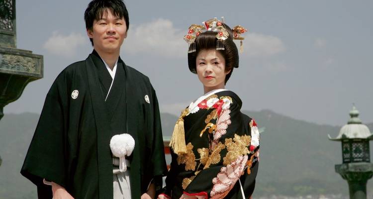 Paar in traditioneller japanischer Kleidung.