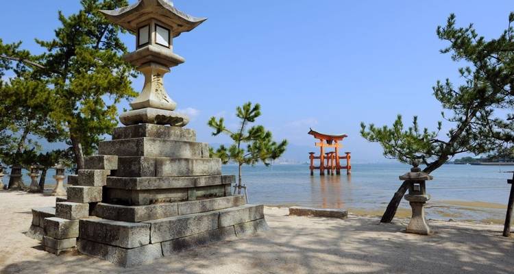 Traditionelles japanisches Torii-Tor an einem Strand.