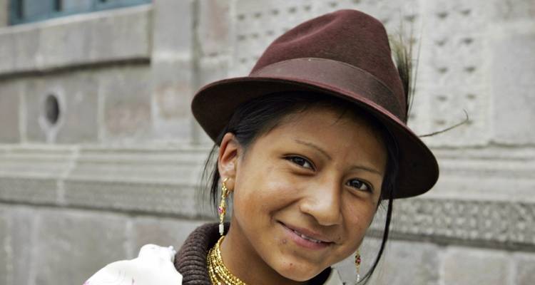 Una mujer sonriendo y vistiendo ropa tradicional.