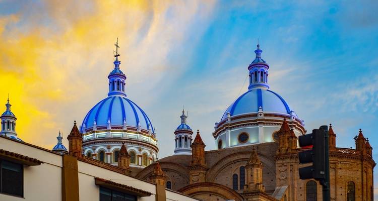 Las cúpulas de una gran catedral con un fondo de cielo vibrante.