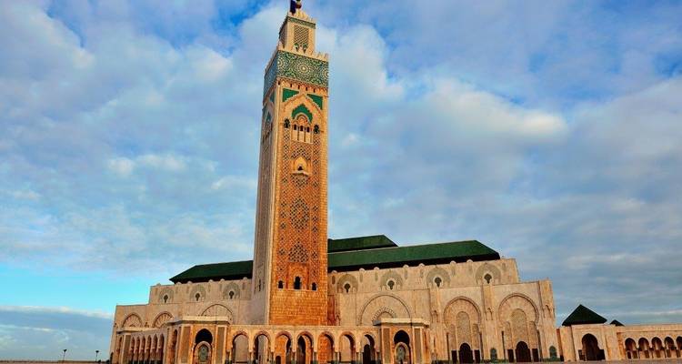 Große Moschee mit einem hohen Turm und aufwendigen Details.