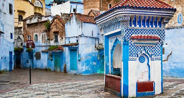Lebhaft bemalte Strukturen in einer Straßenszene.