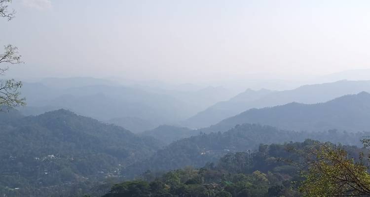 Neblige Berglandschaft mit sichtbaren Horizonten.