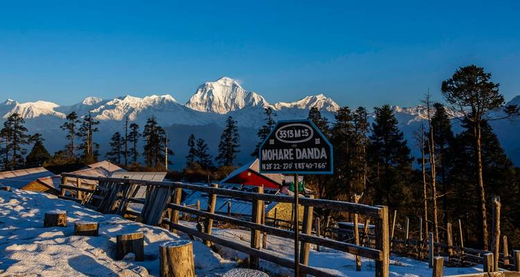 Blick auf den Berg Mohare mit Schild, das die Höhe anzeigt.