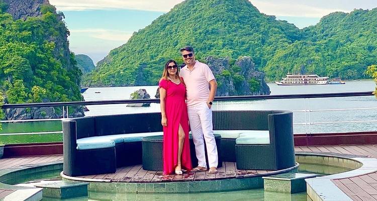 Couple sur un bateau dans une baie pittoresque.