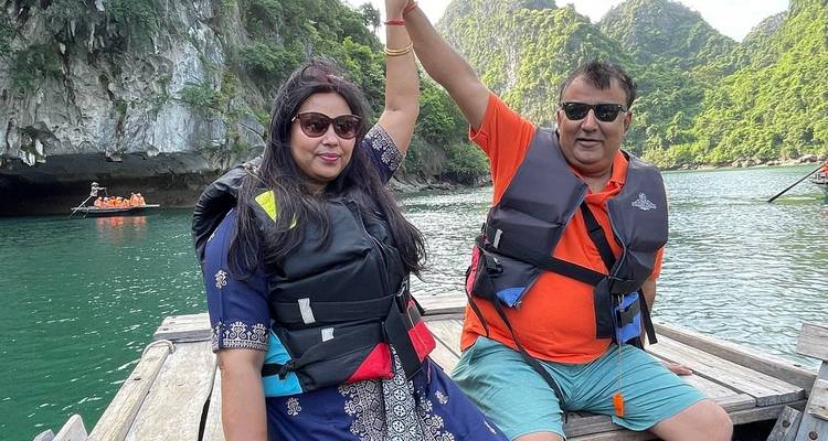 Couple en gilets de sauvetage posant sur un bateau.