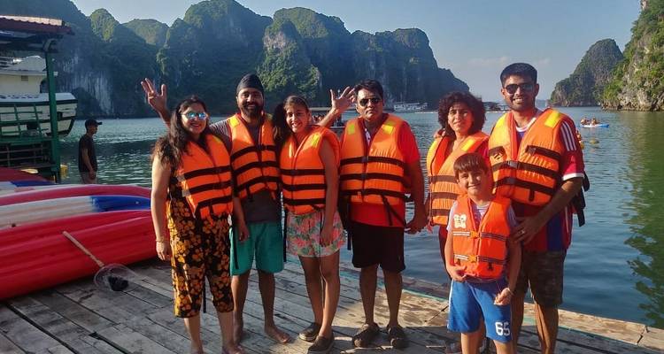 Groupe de personnes en gilets de sauvetage sur un quai.