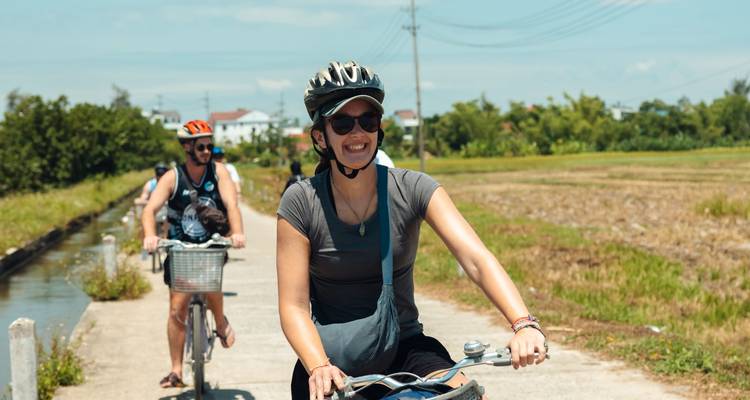Des gens qui font du vélo sur une route de campagne, profitant d'une activité de plein air.
