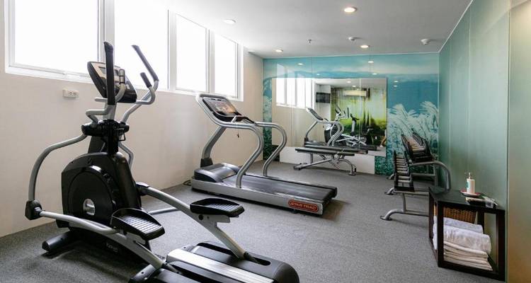 Centro de fitness del hotel con máquinas de ejercicio.