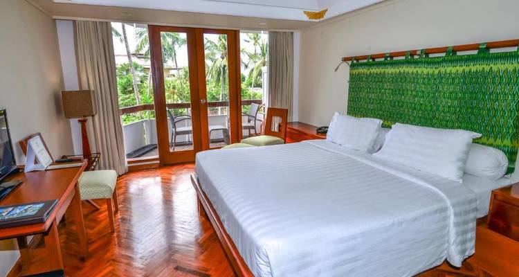 Habitación de hotel con cama king size y decoración vibrante.