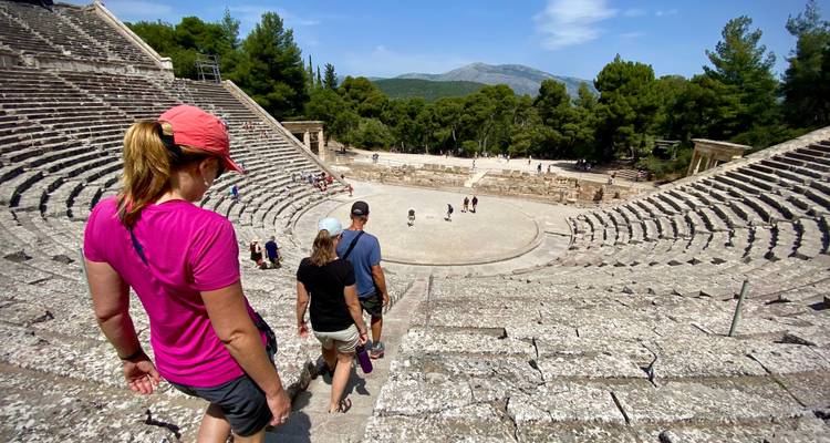 Touristes explorant un amphithéâtre antique.