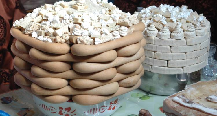 Traditionelle mongolische Speisenanordnung mit Schichten aus gestapeltem Brot.