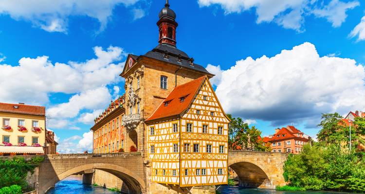 Une vue pittoresque de la forteresse historique de Würzburg et d'un pont de pierre sur la rivière.