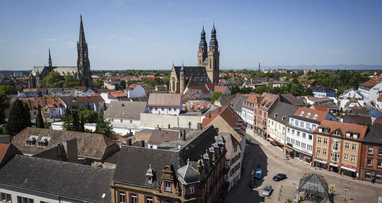 Panoramisch zicht op een Europese stad met prominente kerktorens.