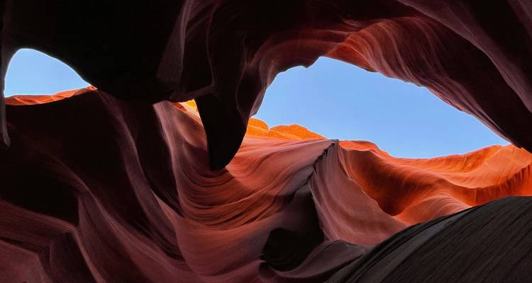 Les courbes du grès rouge illuminé par le soleil et la lumière naturelle d'un canyon étroit.