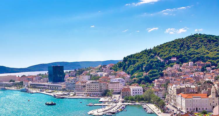 Vista panorámica del paseo marítimo de Split con mar turquesa y fondo de colinas verdes