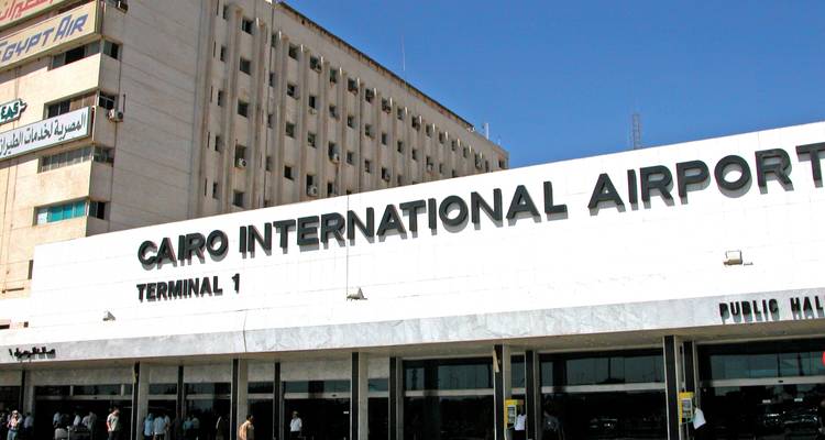 Kairo Internationale Luchthaven met bewegwijzering en mensen.