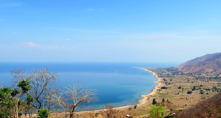 Vista panorámica de la costa del Lago Malawi curvándose hacia el horizonte
