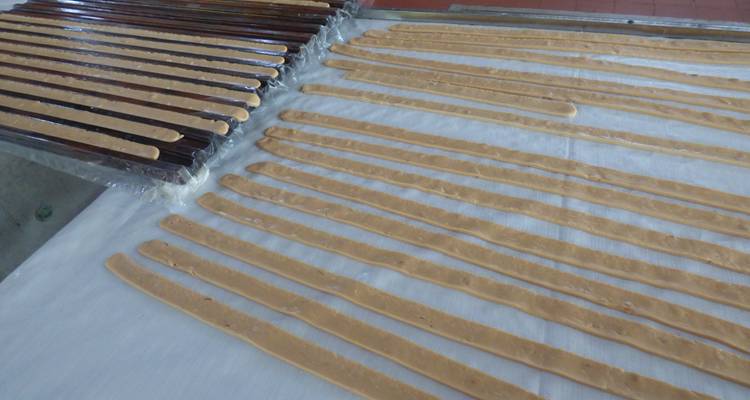 Reihen von trocknenden Lebensmitteln verarbeitet auf einer flachen Oberfläche.
Alternatively, a more natural German translation would be:
Reihen von Lebensmitteln, die auf einer flachen Oberfläche getrocknet werden.