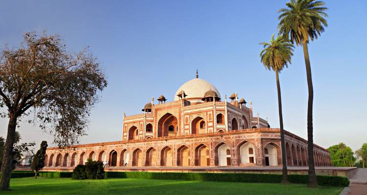 La Tumba de Humayun in jardines exuberantes, Delhi.