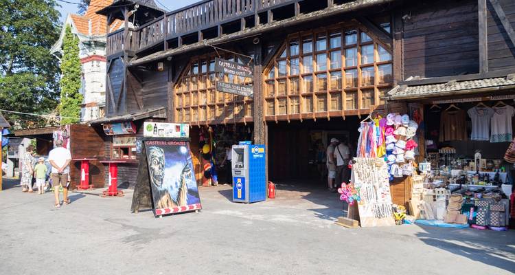 Touristenmarkt mit einer Vielfalt an bunten Waren und Souvenirs.