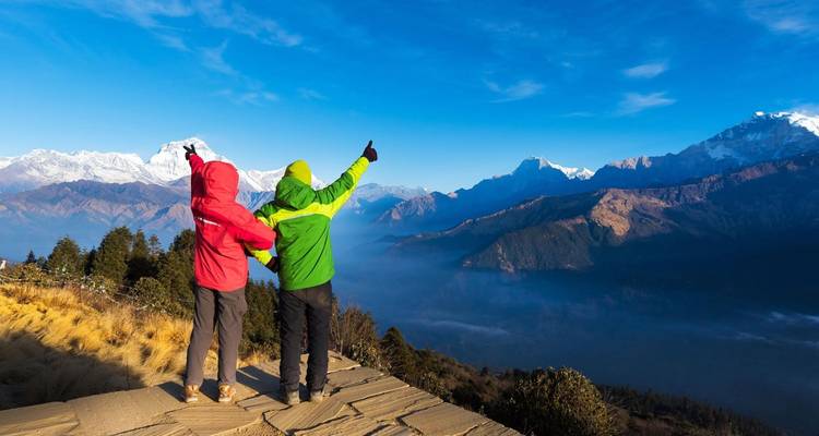 Twee mensen die naar de bergen in de verte wijzen.