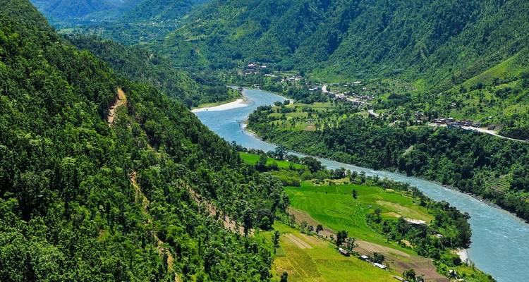 Luchtfoto van een rivier die door een groene vallei stroomt.