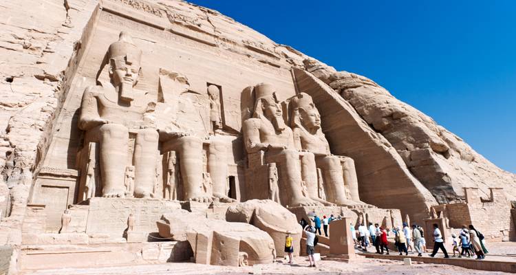 Touristes visitant les temples d'Abou Simbel.