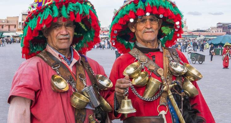 Dos hombres vestidos con trajes coloridos con sombreros tradicionales.