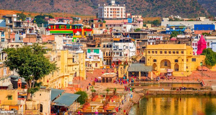 Kleurrijke gebouwen langs een waterlichaam, die een levendig stadsbeeld creëren.