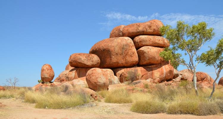 Grote afgeronde rotsblokken opgestapeld in het woestijnlandschap.