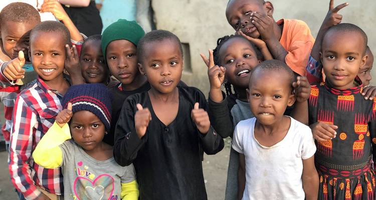 Grupo de niños sonriendo y posando para la cámara.