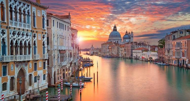 Magnifique paysage urbain de canal au coucher du soleil.