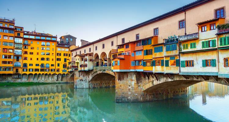 Die Ponte Vecchio Brücke über einen Fluss in Florenz.