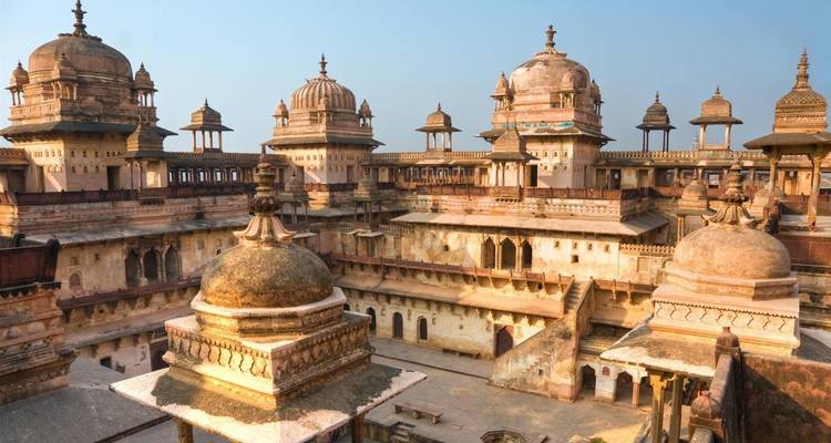 Historische Festung mit zahlreichen Kuppelbauten.