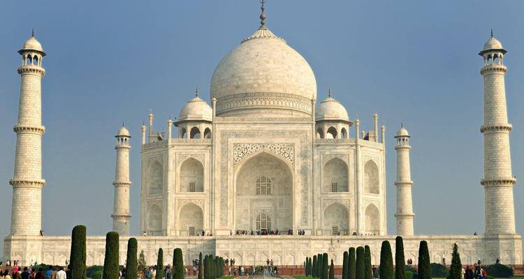 Das Taj Mahal mit klarem Himmel im Hintergrund.