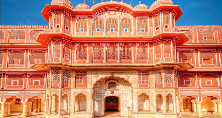Kleurrijke gevel van een vorstelijk gebouw in Jaipur.