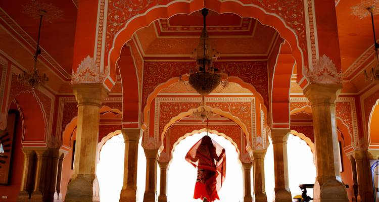 Ingewikkeld ontworpen bogen en zuilen in een weelderig paleis.